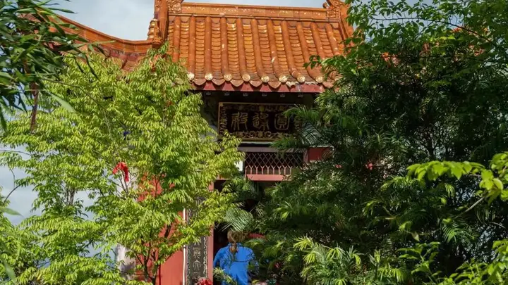 巫溪有座藏在云端的寺庙，建在1200米的悬崖上号称“小武当”，曾是川东三大古刹之一