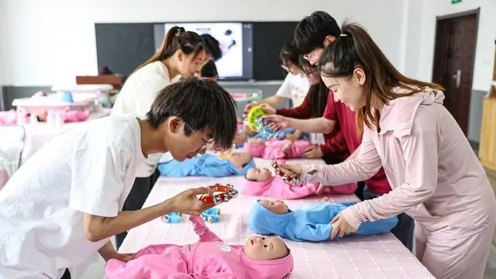 职校幼教专业取消,老师改教无人机和大数据