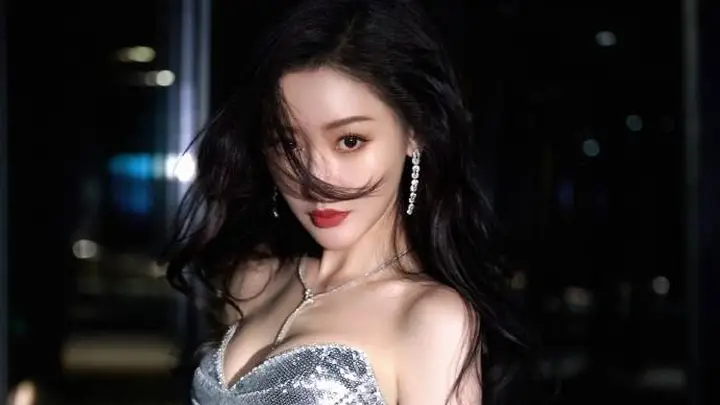 张天爱太丰满了!穿抹胸裙都兜不住好身材,我感慨资本果然会选人