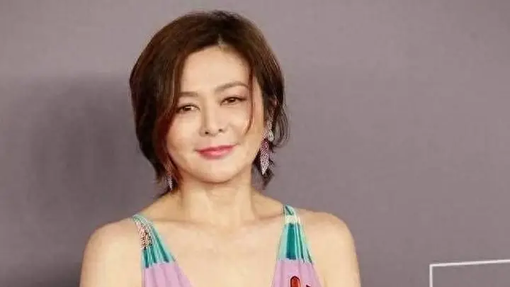 63岁关之琳惊艳亮相!深V裙配微卷短发,美出新高度