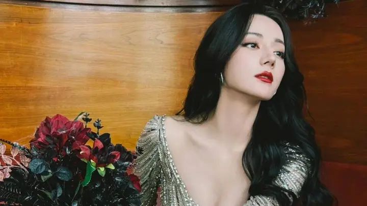 迪丽热巴新造型曝光 轻熟风身材曲线引赞叹