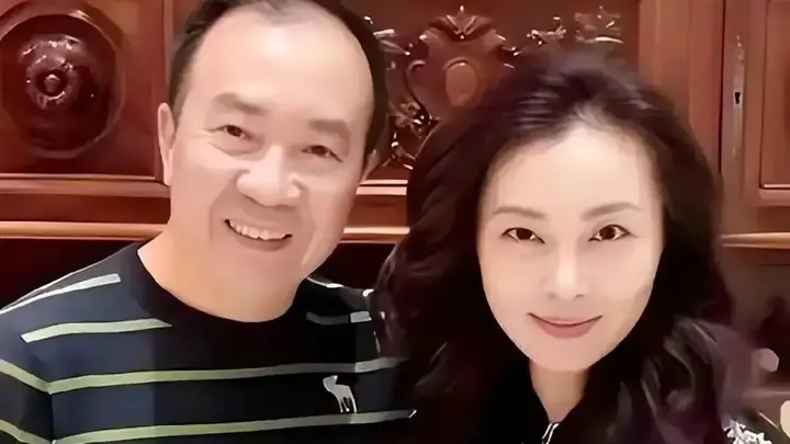 10月XX日（注：原内容未提及具体日期，此处可保留表述空间）北京普通小区里，58岁袁茵相伴戴志诚开启平淡烟火幸福生活