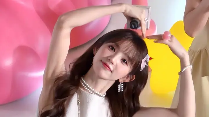 田曦薇微卷长发亮相上海活动 手捧玩偶笑靥明媚 对镜比心娇俏启幕
