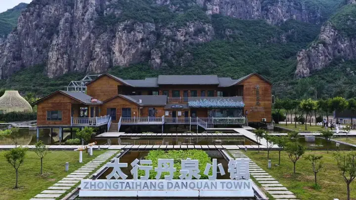 丹泉小镇： 靠一汪清泉成了太行避暑新地标