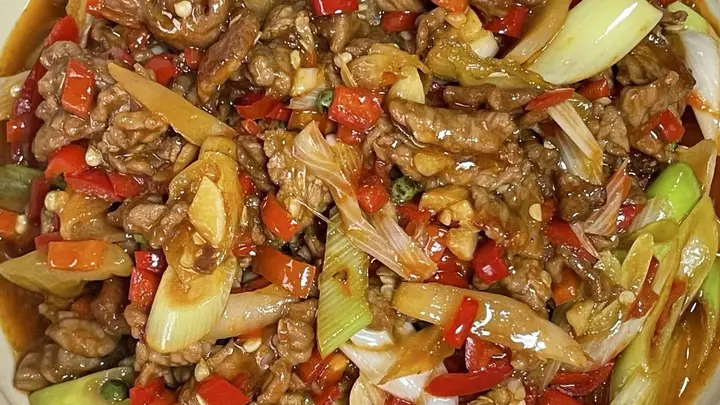 泡椒葱爆肉:一口酸辣鲜香,三碗米饭不够抢
