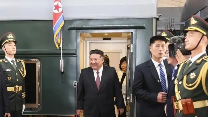 把女儿也带来了!金正恩抵京笑容满脸,女儿金主爱亲密随行引发外界高度关注