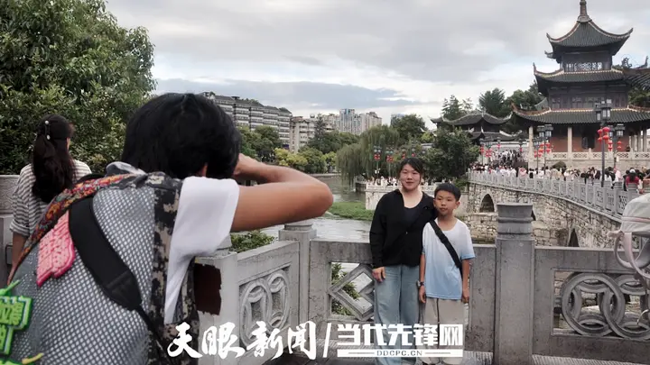 “拍张美照发朋友圈!”