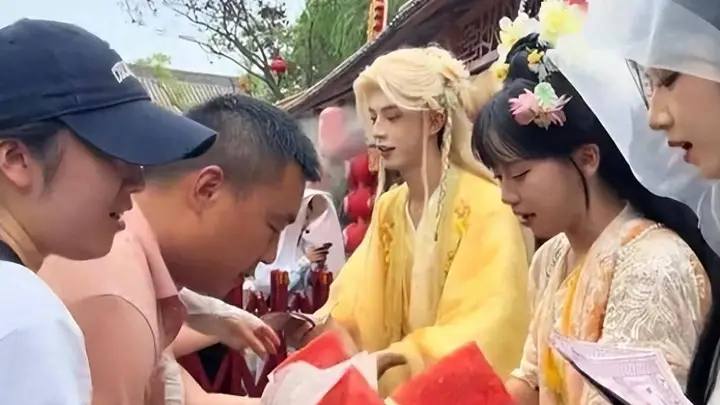景区买滞销瓜免费送:副总穿古装切瓜,一块西瓜竟火到国外!