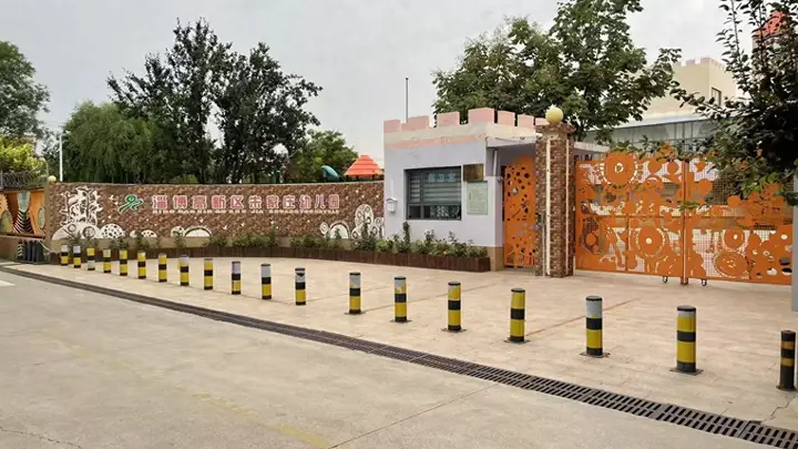 山东淄博一幼师在监控下“指导”幼儿打同学;家长:孩子腿上多处淤青