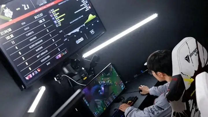 T1被淘汰后,Faker光速回休息室独自复盘,G2的AD和漂亮女友庆祝