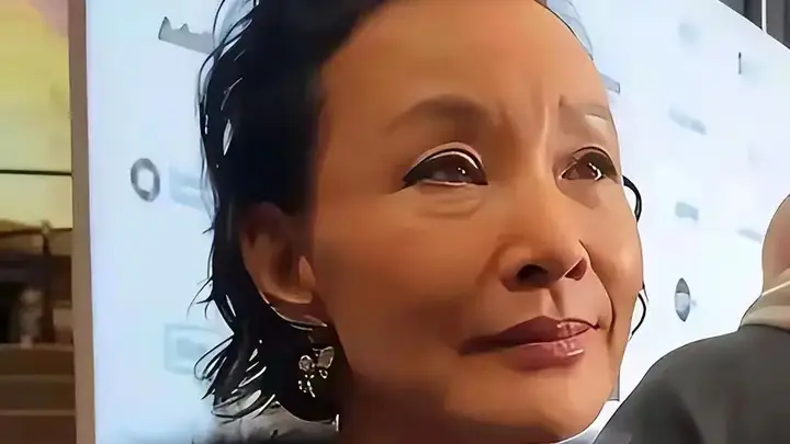 65岁陈冲回上海独居养老,撕开中老年体面生活,原来还能这么活