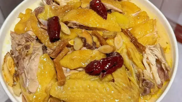 广东本地人说这是蒸鸡最好吃的做法,皮滑肉嫩超多汁