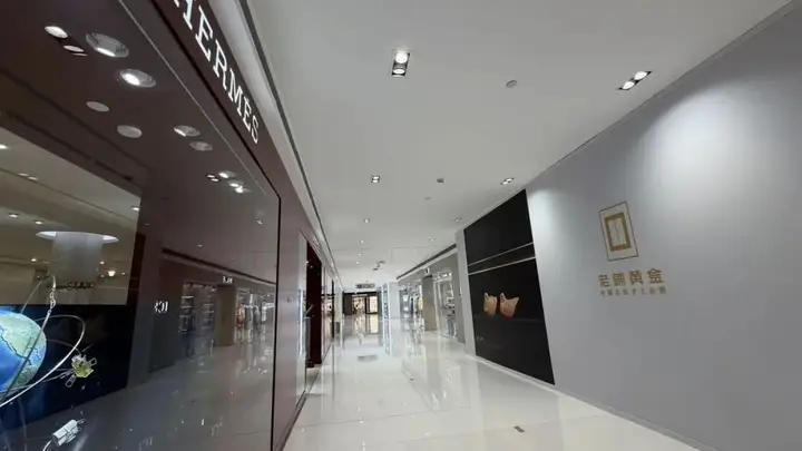 国际金价暴跌65%,老铺黄金排队盛况不再,“东方硬奢梦”还能继续吗