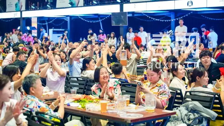 青岛国际啤酒节西海岸啤酒大篷人潮涌动 共享麦香盛宴