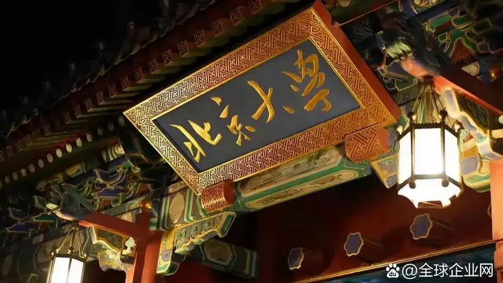 现在全网最尴尬的就是北大。不是王虹不回国任教，也不是王虹离开北大才获奖，而是王虹在采访中说：在北大，她长期觉得自己"能生存下来就不错了"。如今拿了菲尔兹大奖的人，当年在北大居然过得这么压抑。