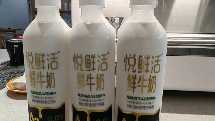 满街奶茶店狂摆悦鲜活空瓶，看似用料实在，实则全是生意套路？