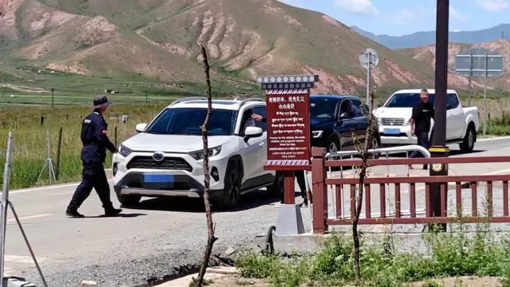 公共道路设卡拦车？甘加秘境被指“捆绑消费”，景区回应