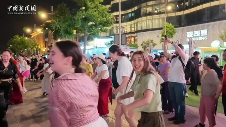 本周末相约北京王府井 同心锅庄广场歌舞活动启幕