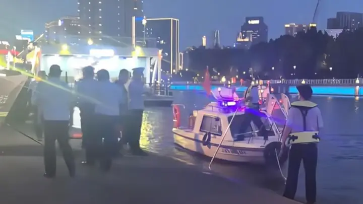 “天津之眼”摩天轮附近两人落水 知情人称系游客,已打捞上岸具体伤亡未知