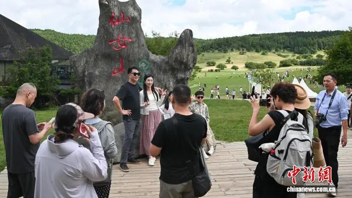 重庆仙女山“清凉经济”走俏:高山清风迎远客