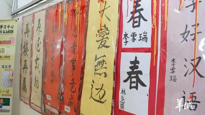 广东省新闻文化交流团拜访万隆侨界,向当地华校赠送书籍电影