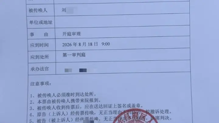 男子当街脚踹女儿,小伙制止时绊摔男子致其轻伤:小伙一审被定罪免罚,二审发回重审下周开庭