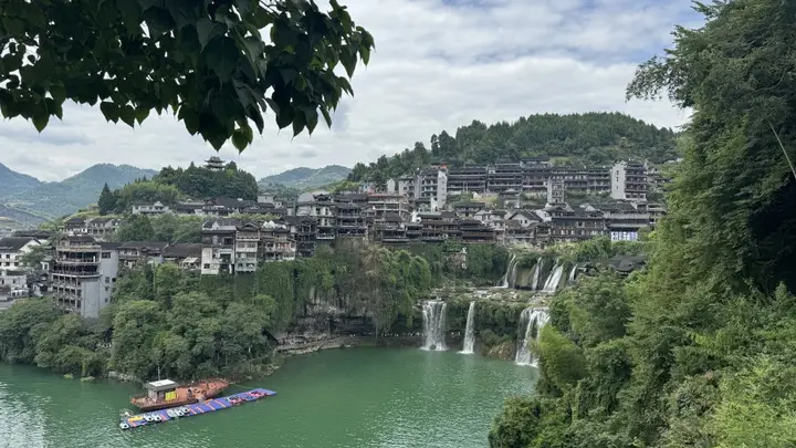 活力中国调研行|一座挂在瀑布上的千年古镇,如何成为入境游新热门目的地
