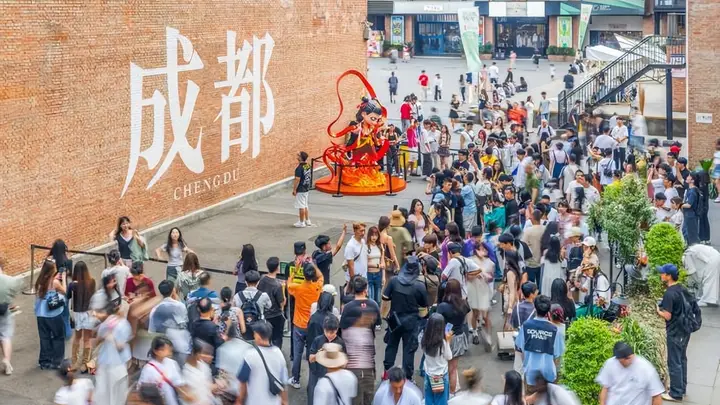 暴涨超两成!外国游客疯狂涌入中国,中国公厕撕碎西方刻板印象