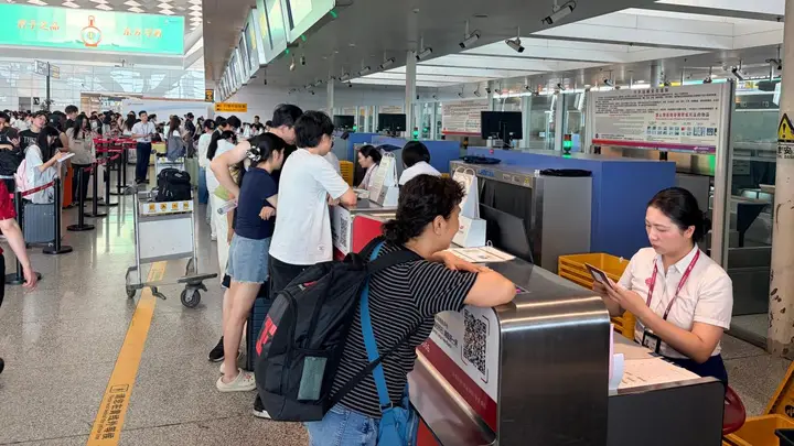 暑期出境游增多,郑州机场提醒务必仔细检查证件材料