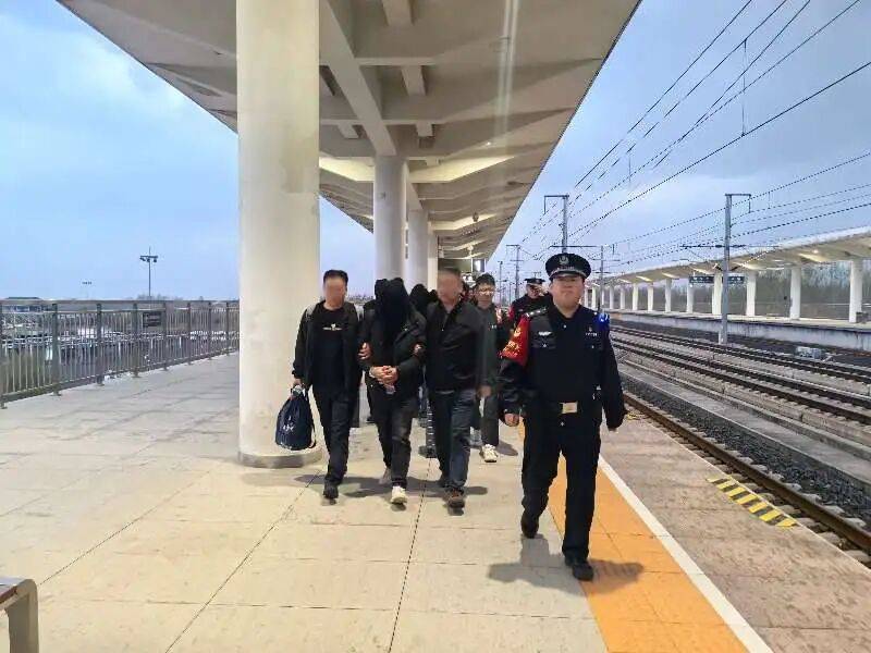 化学硕士突然辞职竟为参与制毒，特大跨国制贩毒案告破71人被抓，现场缴获制毒原料5吨