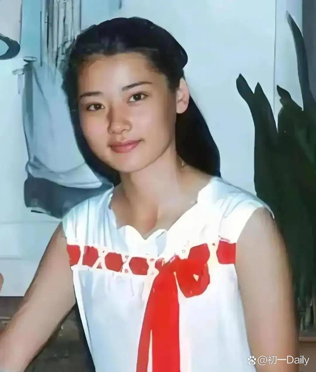 5岁那年，母亲骗她去照相馆拍照。她穿上最漂亮的衣服，雀跃地跟着走，结果被送到了父亲手里。这就是何赛飞。一张没拍成的全家福，成了她心里一辈子的空白。更巧的是，潘虹还当面打趣她，说明儿媳不好当，她当场回了个机灵，这股劲儿从哪来，不就是从那天照相馆门口生出来的吗。那天她穿着最漂亮的小衣裳...