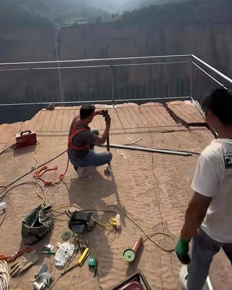 南太行网红观景台装护栏被指“煞风景”，当地：出于安全考量