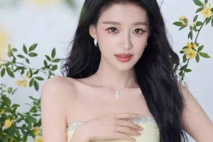 孙怡穿着黄色抹胸裙甜美明媚！大秀魔鬼身材性感撩人