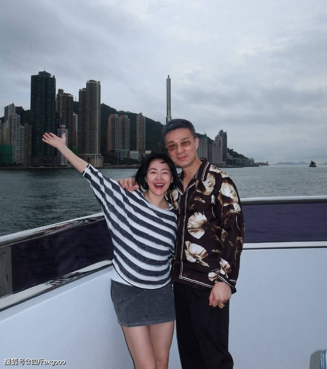 小S和老公带女儿香港度假，夫妻十指紧扣秀恩爱，两女儿妆容精致