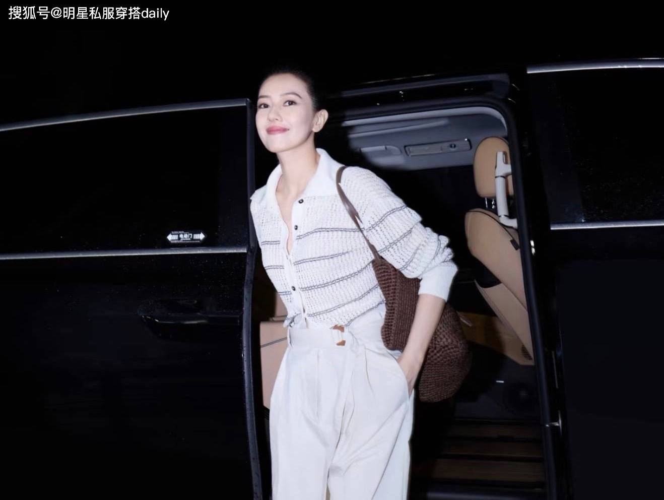 被高圆圆贴头皮发型美到！穿镂空Polo衫搭高腰阔腿裤，气质好到爆