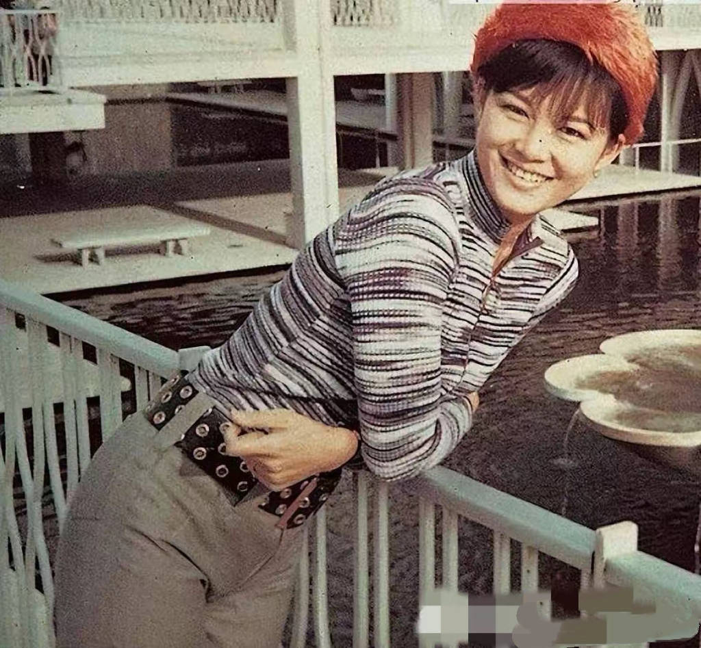 看施南生旧照才懂，一头短发写尽飒美风骨，难怪林青霞都自叹不如