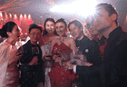 王宝强带女友冯清参加婚礼 身穿白色礼服气质抢镜