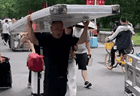 北大报到日校园满是扛床垫的爸,网友直呼:别说是扛床垫了,就是让我扛床去北大我都乐意