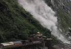 云南虎跳峡突发塌方巨石滚落，有游客二次塌方后才慌忙疏散躲避，景区回应：已正常开放