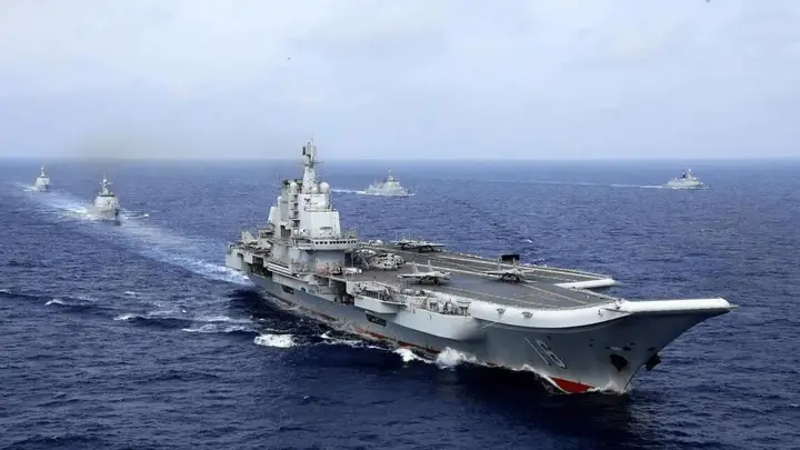 日本不装了,模拟攻击辽宁舰,轰6飞抵日本海,高市早苗下场恐怕不妙