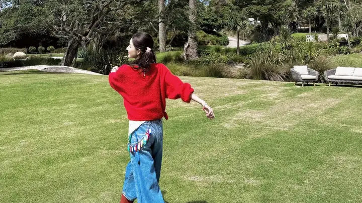 王玉雯穿红色上衣搭配牛仔裤 明快热烈尽显松弛自在