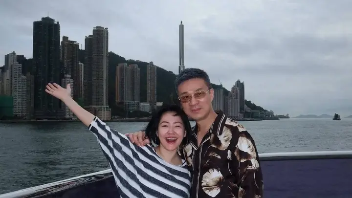 小S和老公带女儿香港度假，夫妻十指紧扣秀恩爱，两女儿妆容精致