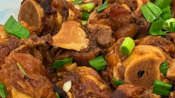 久炖出醇厚酱香，一锅红烧牛脚暖透冬日团圆时光
