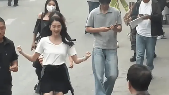 关晓彤一路小跑迎接爸爸探班 笑容灿烂明媚开朗