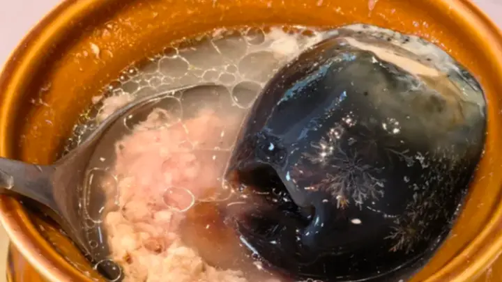 街头热门皮蛋肉饼汤,家常步骤轻松复刻本地味道
