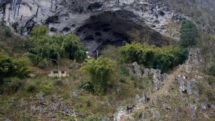 中国最后的穴居部落, 政府为了开发旅游修建了观光索道