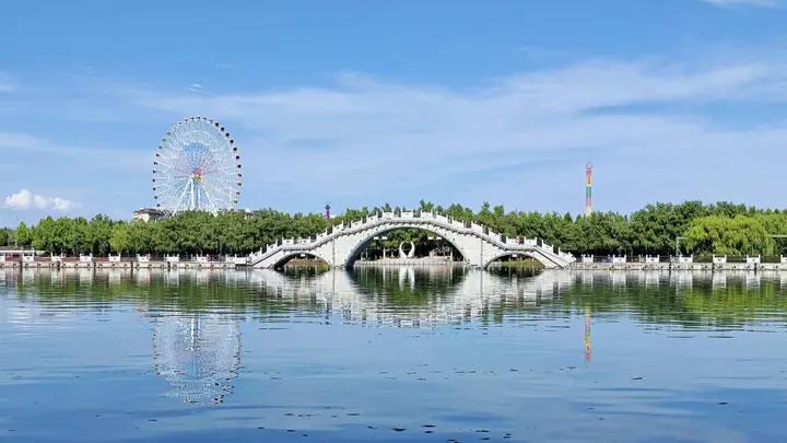 暮游巩留蝶湖公园