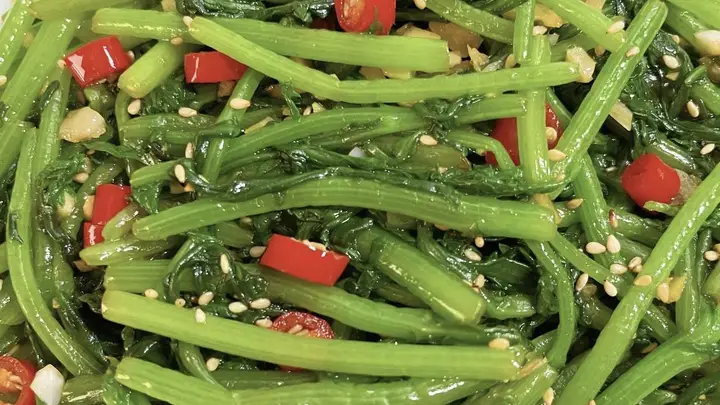 天热没胃口就试试凉拌茼蒿呢，清香低卡爽口解腻还特别下饭呀