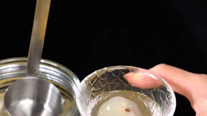 夏天自酿前先看什么白酒适合荔枝泡酒更香甜!关键在这3点