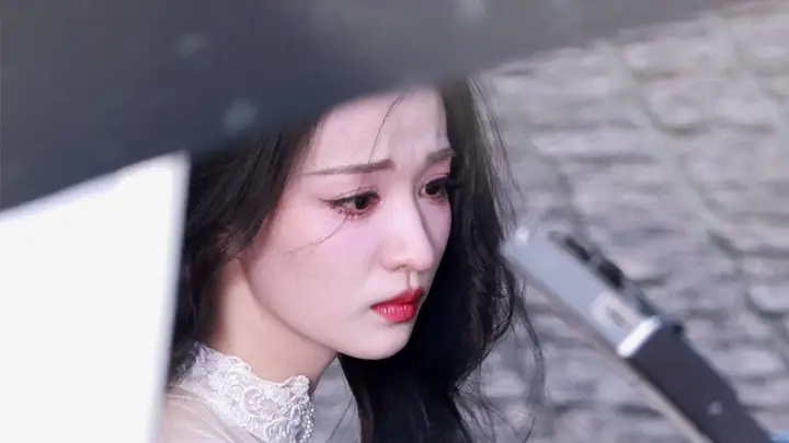 王楚然穿白裙吹泡泡 眉眼低垂温婉动人